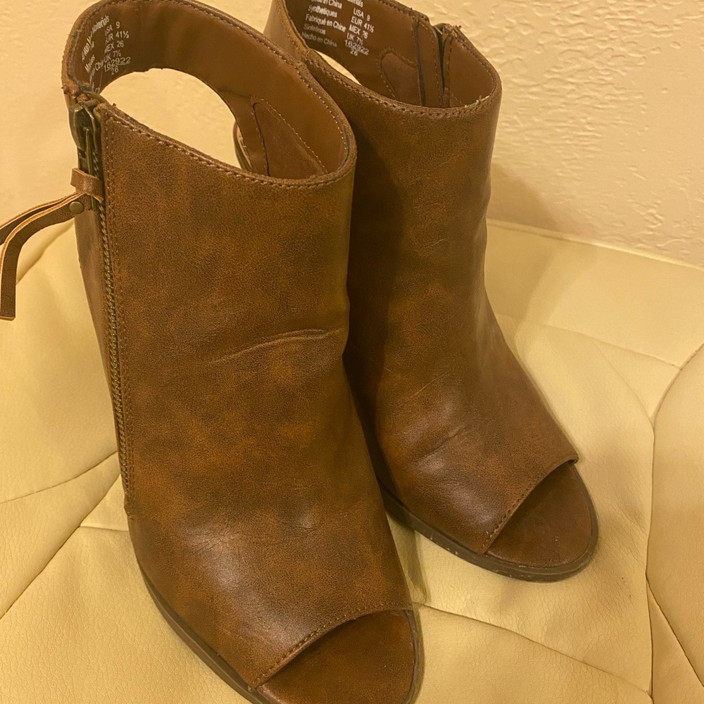 Cute boots. Heels, with side zip. Size 9